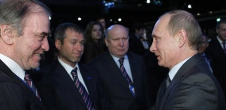 —Владимир Путин на переднем плане. Роман Абрамович – на заднем.